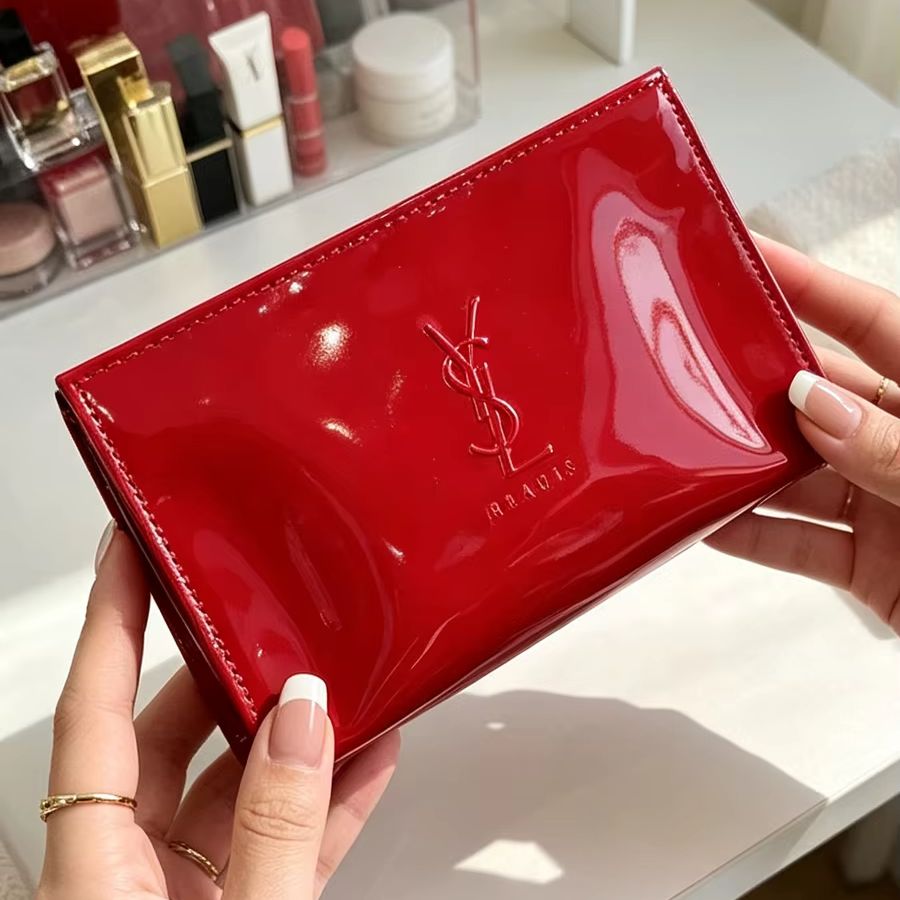 YSL Rode Lakleren Cosmetiktas  - Luxury Skincare And Makeup Brands recensie en prijs